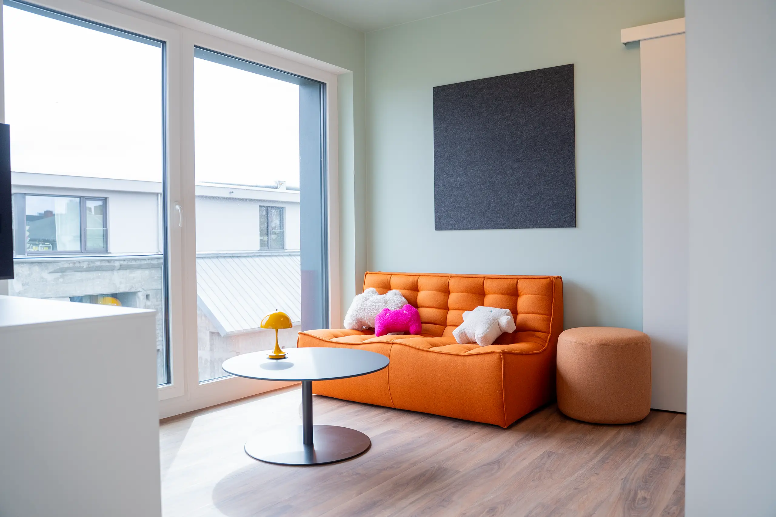 Kohsi Aura Apartment Sofa mit Fenster